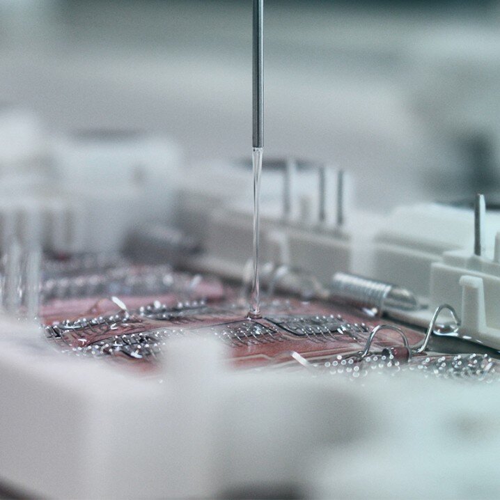 Resinagem profissional de adesivos resinados, etiquetas resinadas, brindes resinados, artesanatos resinados, eletrônicos resinados, encapsulamento resinado, embarcações resinadas, comunicação visual resinada, emblemas automotivos resinados, mármores resinados, granitos resinados, bijuterias resinadas, pisos industriais resinados, pranchas resinadas, skates resinados, remos resinados, troféus resinados, medalhas resinadas, artigos religiosos resinados.