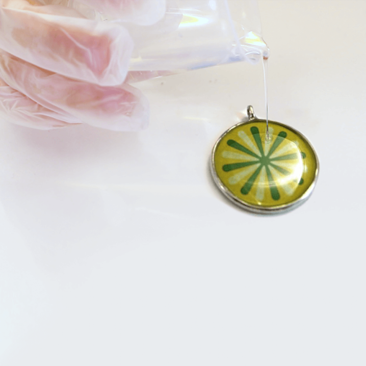 Resinagem profissional de adesivos resinados, etiquetas resinadas, brindes resinados, artesanatos resinados, eletrônicos resinados, encapsulamento resinado, embarcações resinadas, comunicação visual resinada, emblemas automotivos resinados, mármores resinados, granitos resinados, bijuterias resinadas, pisos industriais resinados, pranchas resinadas, skates resinados, remos resinados, troféus resinados, medalhas resinadas, artigos religiosos resinados.