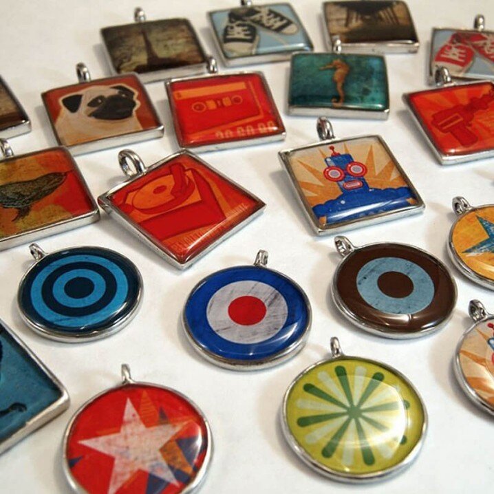 Resinagem profissional de adesivos resinados, etiquetas resinadas, brindes resinados, artesanatos resinados, eletrônicos resinados, encapsulamento resinado, embarcações resinadas, comunicação visual resinada, emblemas automotivos resinados, mármores resinados, granitos resinados, bijuterias resinadas, pisos industriais resinados, pranchas resinadas, skates resinados, remos resinados, troféus resinados, medalhas resinadas, artigos religiosos resinados.