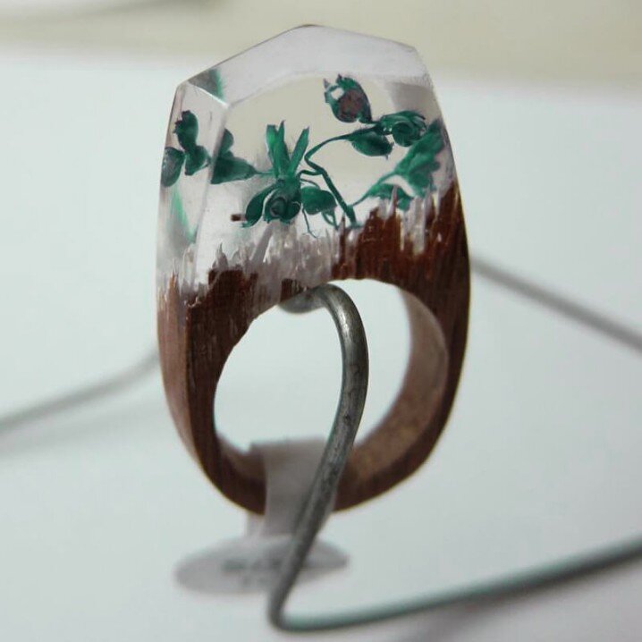 Resinagem profissional de adesivos resinados, etiquetas resinadas, brindes resinados, artesanatos resinados, eletrônicos resinados, encapsulamento resinado, embarcações resinadas, comunicação visual resinada, emblemas automotivos resinados, mármores resinados, granitos resinados, bijuterias resinadas, pisos industriais resinados, pranchas resinadas, skates resinados, remos resinados, troféus resinados, medalhas resinadas, artigos religiosos resinados.