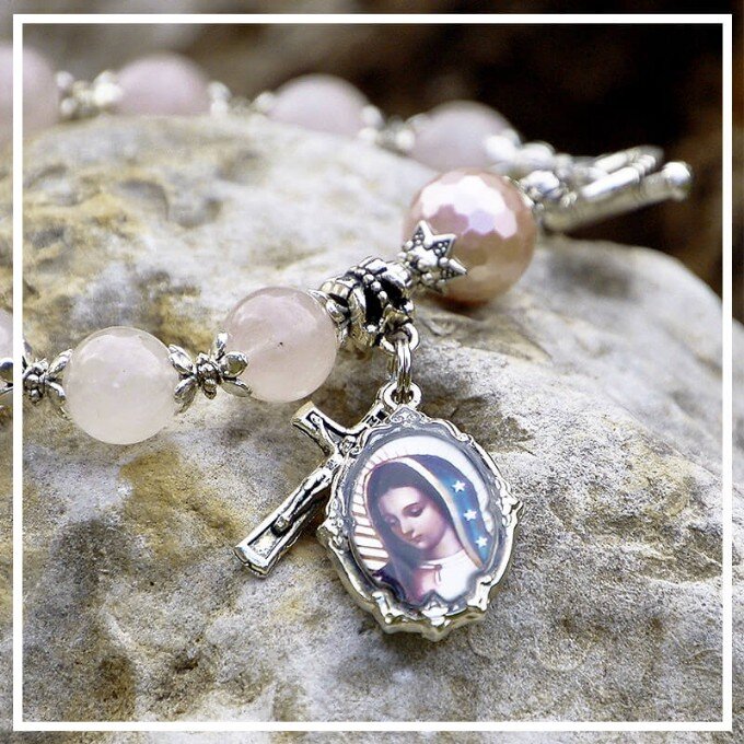 Resinagem de artigo religioso resinado, medalhinha resinada, ímã resinado e escapulário resinado.