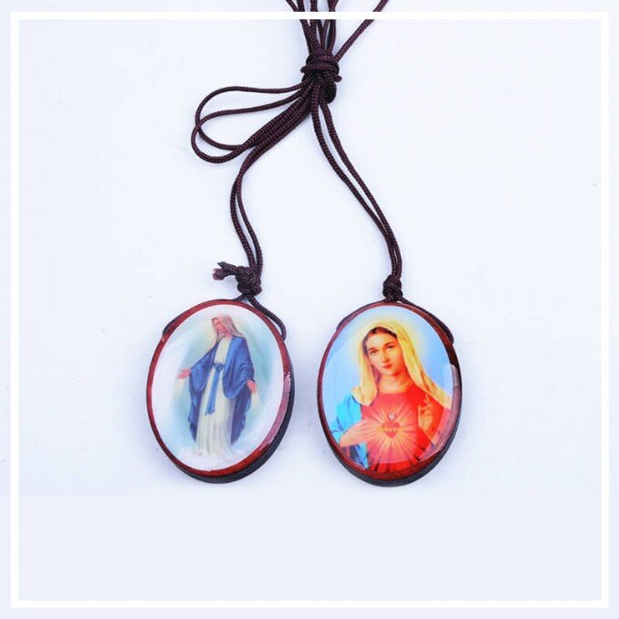 Resinagem de artigo religioso resinado, medalhinha resinada, ímã resinado e escapulário resinado.