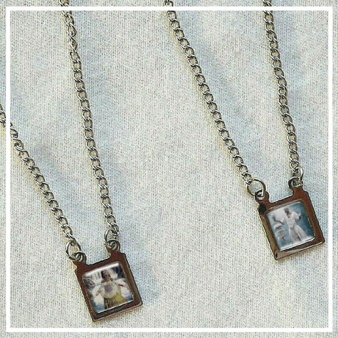 Resinagem de artigo religioso resinado, medalhinha resinada, ímã resinado e escapulário resinado.