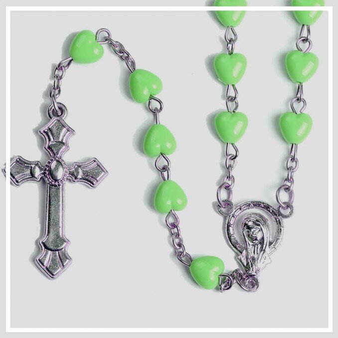 Resinagem de artigo religioso resinado, medalhinha resinada, ímã resinado e escapulário resinado.