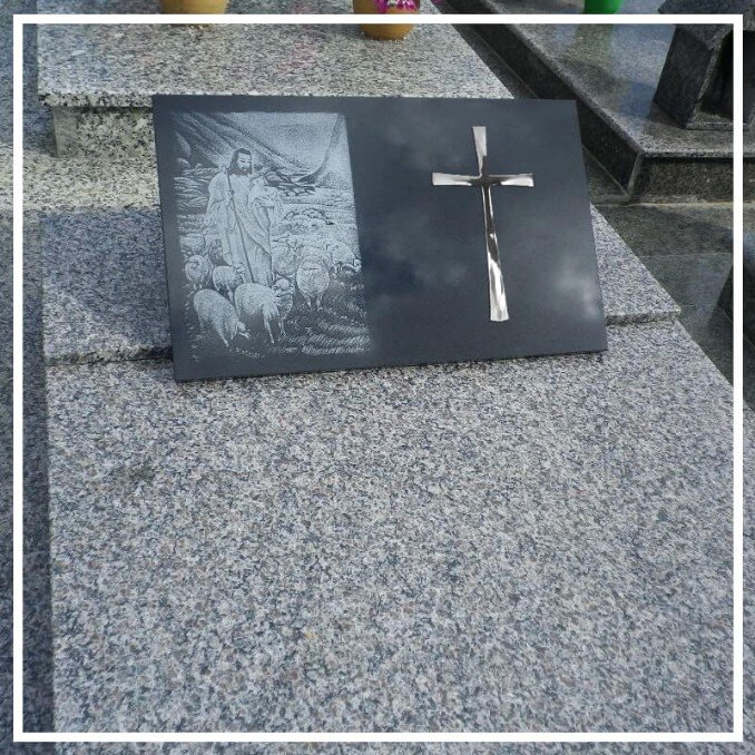 Resinagem de lápides resinadas, símbolos religiosos resinados, artigo religioso resinado, medalhinha resinada, ímã resinado e escapulário resinado.