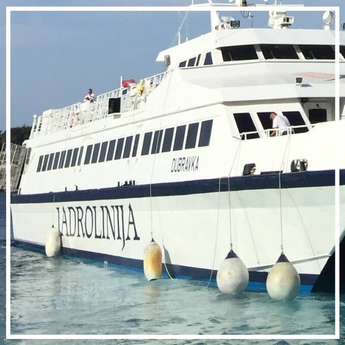 Resinagem de letreiro resinado de embarcação náutica resinada para motos aquáticas resinadas, iates resinados, barcos resinados, lanchas resinadas, navios resinados e transatlânticos resinados confeccionados com resinas de poliuretano.