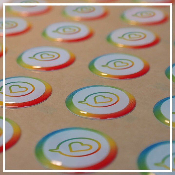 Resinagem de adesivos resinados, etiquetas resinadas, brindes resinados, artesanatos resinados, eletroeletrônicos resinados, encapsulamentos resinados, embarcações navais resinadas e comunicações visuais resinadas.