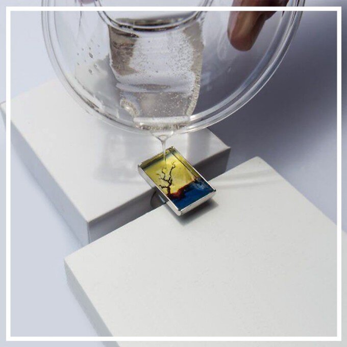 Empresa de resinagem profissional com resinados em adesivos, brindes, etiquetas, letreiros de embarcações, comunicação visual, eletroeletrônicos e outros.