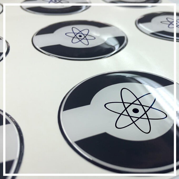 Resinagem de adesivos em vinil ou poliéster, impressos em plotter por profissionais resinadores. Adesivo resinado com resina de poliuretano (PU) ou Epóxi.