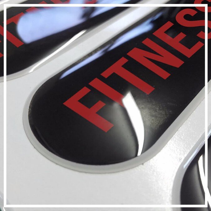 Resinagem de adesivos corte padrão em vinil ou poliéster, impressos em plotter por profissionais resinadores. Adesivo resinado com resina de poliuretano (PU) ou Epóxi.