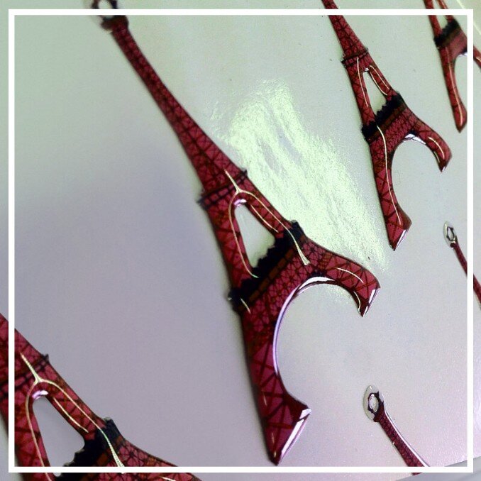 Resinagem de adesivo corte especial em vinil ou poliéster resinado com resinas especiais