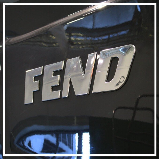 Resinagem de adesivo em letras com vinil ou poliéster resinado com resinas especiais