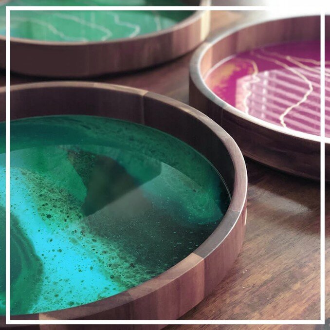 Resinagem de artesanato resinado em peças de madeira, silicone, vidro, luminárias, bandejas, caixas, e diversas outras superfícies. Resinado por profissionais do setor.