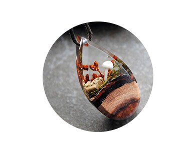 Resinagem de bijuterias resinadas, adesivos resinados, etiquetas resinadas, brindes resinados, artesanatos resinados, eletroeletrônicos resinados, encapsulamentos resinados, embarcações navais resinadas e comunicações visuais resinadas.