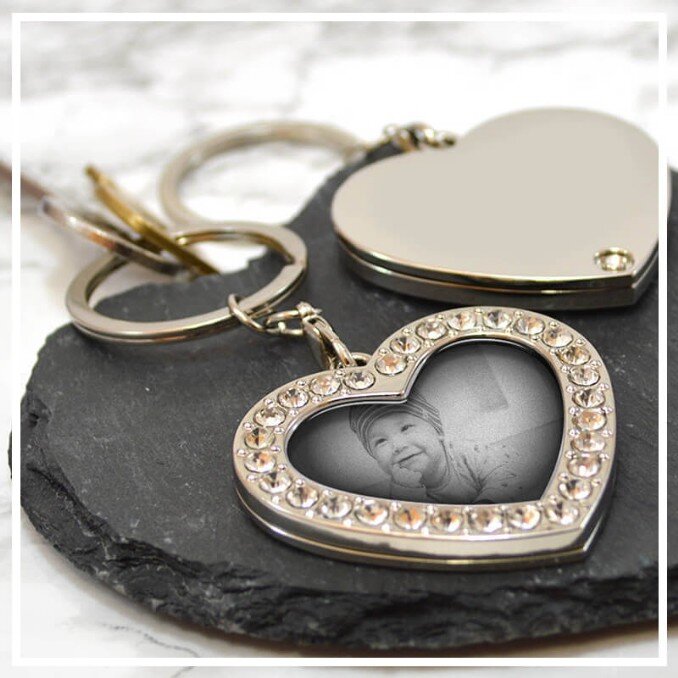 Resinagem de brinde resinado, chaveiro resinado, chave resinada, utensílio doméstico resinado, totem resinado, pingente resinado, bottom resinado, e diversos outros.