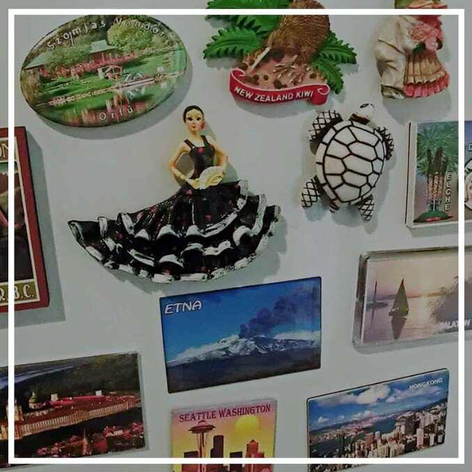 Resinagem de brindes resinados, chaveiros resinados, chaves resinadas, utensílios domésticos resinados, totens resinados, pingentes resinados, bottons resinados, e diversos outros.