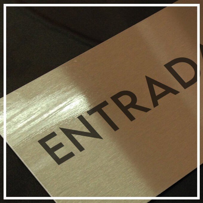 Resinagem de comunicação visual resinada, skins para celulares resinadas, notebooks resinados e tablets resinados, tank pad para motos resinados, batentes resinados e etiquetas para móveis resinadas e etiquetas para linha branca resinadas.