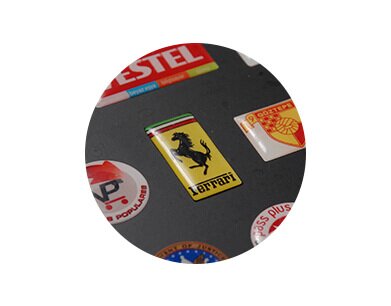 Resinagem de comunicações visuais resinadas, adesivos resinados, etiquetas resinadas, brindes resinados, artesanatos resinados, eletroeletrônicos resinados, encapsulamentos resinados e embarcações navais resinadas.