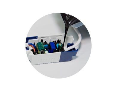 Resinagem de eletrônicos resinados, adesivos resinados, etiquetas resinadas, brindes resinados, artesanatos resinados, encapsulamentos resinados, embarcações navais resinadas e comunicações visuais resinadas.