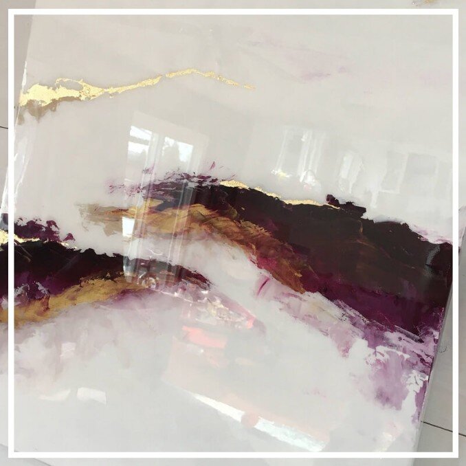 Resinagem de mármore resinado, granito resinado, pedra semi e preciosa resinada, superfície porosa resinada ou lisa resinada para nivelamento e/ou brilho. Resinado por profissional qualificado.