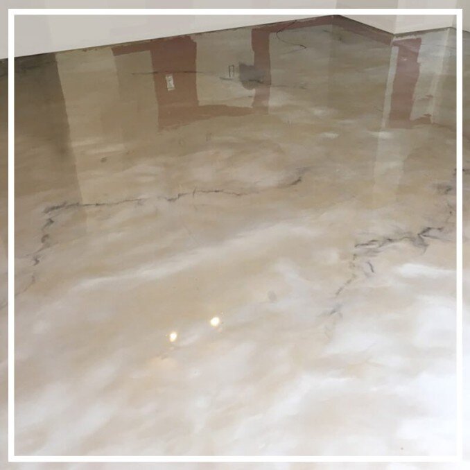 Resinagem de mármores resinados, granitos resinados, pedras semi e preciosas resinadas, de superfícies porosas resinadas ou lisas resinadas para nivelamento e/ou brilho. Resinado por profissional qualificado.