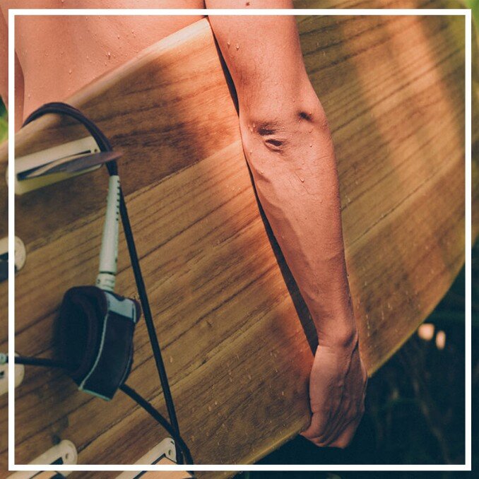 Resinagem de prancha resinada de surf, longboard resinado, funboard resinado, shortboard resinado, skate tradicional resinado, skate longboard resinado, waveboard resinado, cruiser resinado e remos de punho resinado, tacão resinado, pá reinada e espinha resinada.