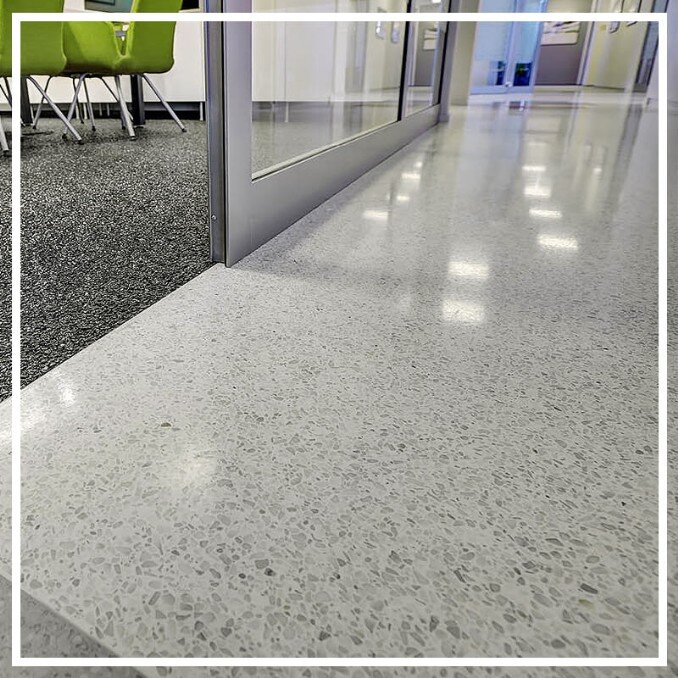 Resinagem de piso industrial resinado, porcelanato líquido resinado, piso monolítico de resina resinado e piso de resina autonivelante resinado com auto-brilho, durabilidade e acabamento impecável.