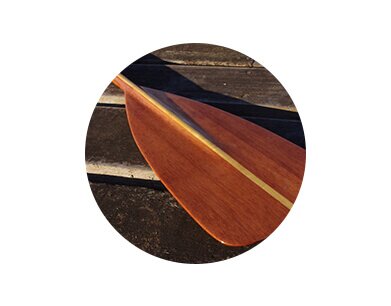 Resinagem de pranchas resinadas, skates resinados, remos resinados, adesivos resinados, etiquetas resinadas, brindes resinados, artesanatos resinados, eletroeletrônicos resinados, encapsulamentos resinados, embarcações navais resinadas e comunicações visuais resinadas.