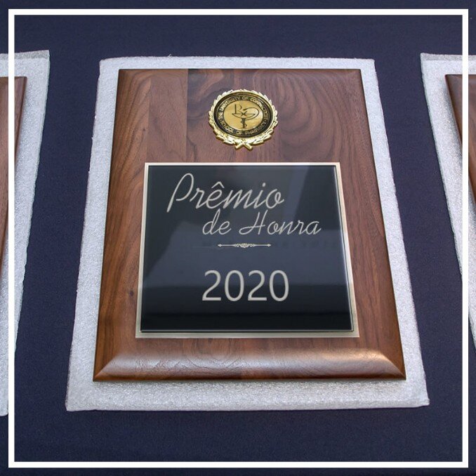 Resinagem de troféu resinado personalizado em vidro resinado com sua base em granito, madeira, poliéster ou vidro e resinagem de medalha resinada de metal em bronze, prata e dourado.