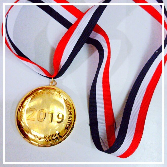 Resinagem de troféu resinado personalizado em vidro resinado com sua base em granito, madeira, poliéster ou vidro e resinagem de medalha resinada de metal em bronze, prata e dourado.