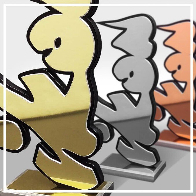 Resinagem de troféus resinados personalizados em vidro resinado com sua base em granito, madeira, poliéster ou vidro e resinagem de medalhas resinadas de metal em bronze, prata e dourado.