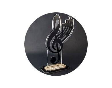 Resinagem de troféus resinados, medalhas resinadas, adesivos resinados, etiquetas resinadas, brindes resinados, artesanatos resinados, eletroeletrônicos resinados, encapsulamentos resinados, embarcações navais resinadas e comunicações visuais resinadas.